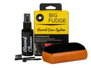 مجموعة أدوات تنظيف Big Fudge Vinyl Record - كاملة 4 في 1 - تتضمن فرشاة تسجيل مخملية فائقة النعومة ، سائل تنظيف كبير جدًا ، فرشاة قلم وحقيبة تخزين! لن تخدش سجلاتك! ...