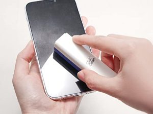 منظف شاشة CLICK CLEAN ، بخاخ منظف شاشة مقاوم لبصمات الأصابع ، منظف الكل في واحد مع ألياف دقيقة وغطاء لجميع الهواتف وشاشات الكمبيوتر المحمول والتابلت (أزرق داكن)